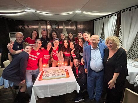 Volontari che organizzano un evento sportivo in un palazzetto