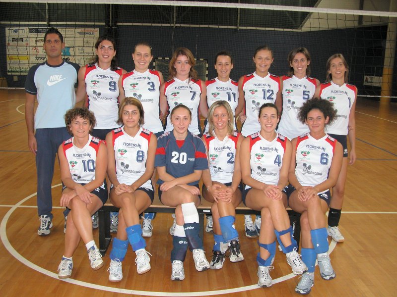 Squadra di pallavolo che festeggia una promozione con i tifosi sugli spalti