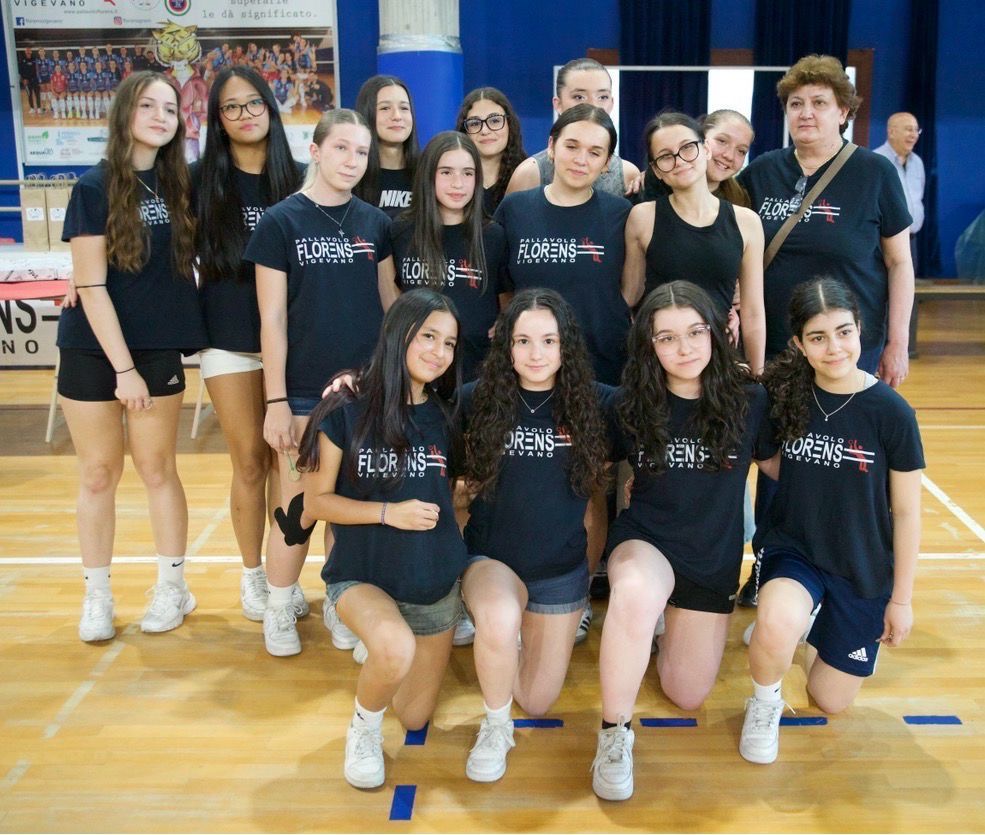 Squadra giovanile che festeggia un punto tutti insieme