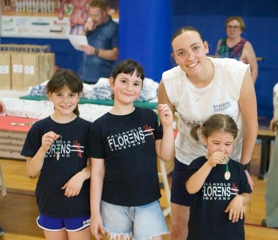 Bambine che giocano a minivolley in palestra