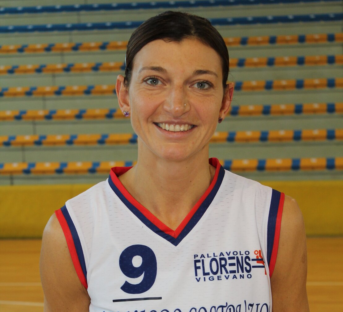 Capitana di una squadra di pallavolo che parla alle compagne in cerchio