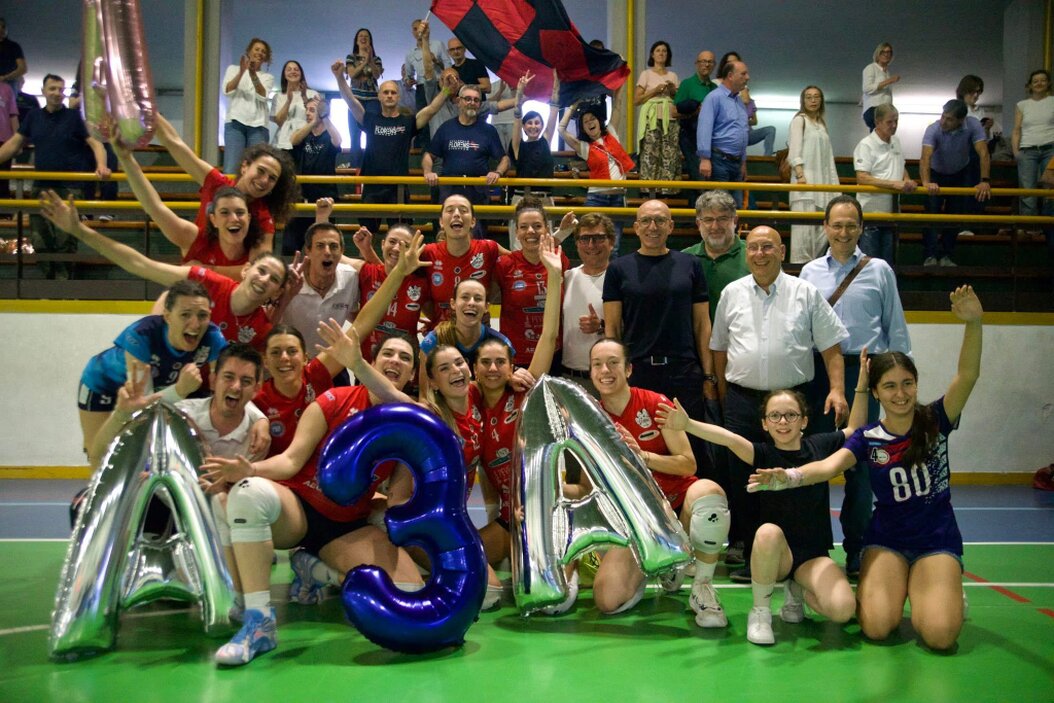 Tifosi e giocatrici che festeggiano la promozione in un palazzetto