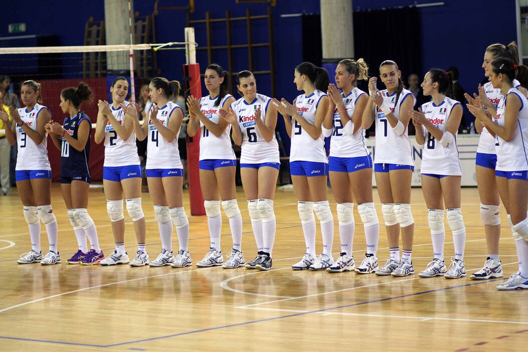 Squadre giovanili di pallavolo schierate per un torneo internazionale