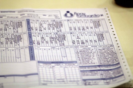 Stretta di mano tra rappresentanti di una società sportiva e sponsor